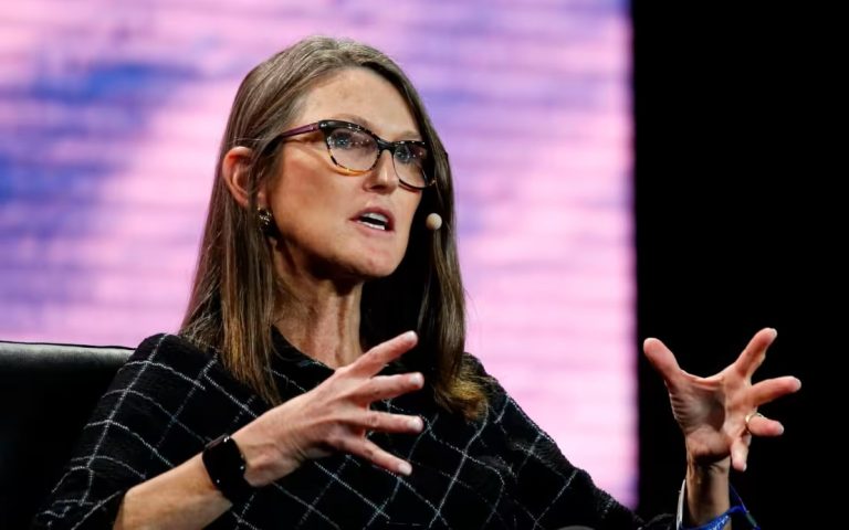Cathie Wood soutient un pari de 300 millions de dollars sur Solana, un club de football qui transforme son Trésor en cryptomonnaies