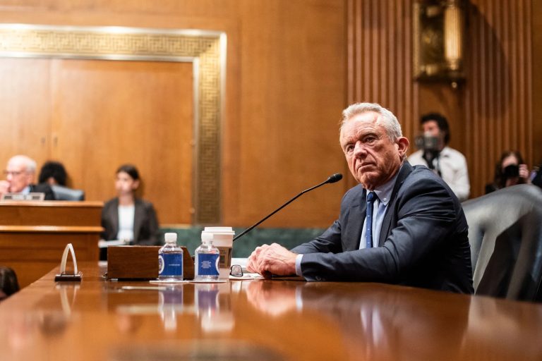 Uma nação fragmentada: por que os estados estão criando suas próprias regras de vacinação em meio à turbulência do CDC